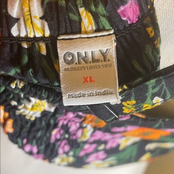 Old Navy Black Floral Camisole Top - Picture 2 of 4